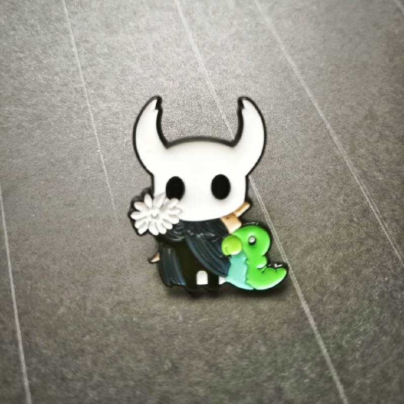 Брошка у стилі Hollow Knight